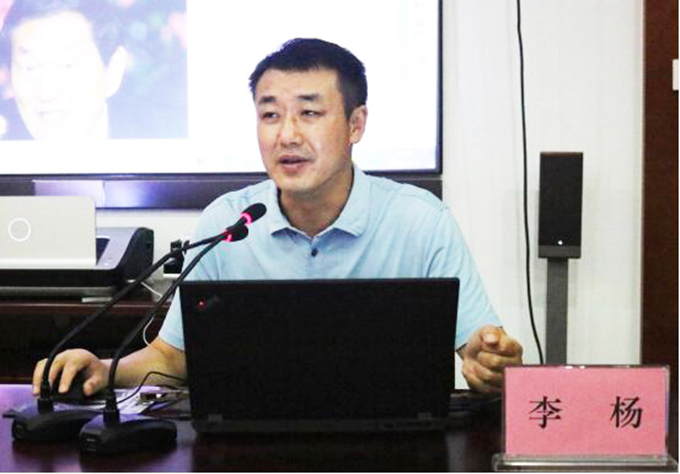 黨委委員、紀(jì)委書記、工會(huì)主席李楊對(duì)新員工進(jìn)行廉潔從業(yè)教育